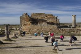 Image du Maroc Professionnelle de  Les touristes se rassemblent autour des arches de la basilique, le principal bâtiment administratif de Volubilis.
Le site de Volubilis est l'un des sites les mieux préservés au Maroc et le plus visité. Il se situe à proximité de Moulay Idriss Zerhoun à une trentaine de km au nord-ouest de Meknès, photo prise le jeudi 8 Mars 2012. Volubilis ville antique berbère Walili (Lauriers rose) qui date du 3e siècle avant J.-C. capitale du royaume de Maurétanie fondé comme seconde capital sous le règne de Juba II. (Photo / Abdeljalil Bounhar)
